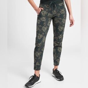Athleta Trekkie North Dark Floral Rustic Green Printed Jogger Pants Women 2 NWOT